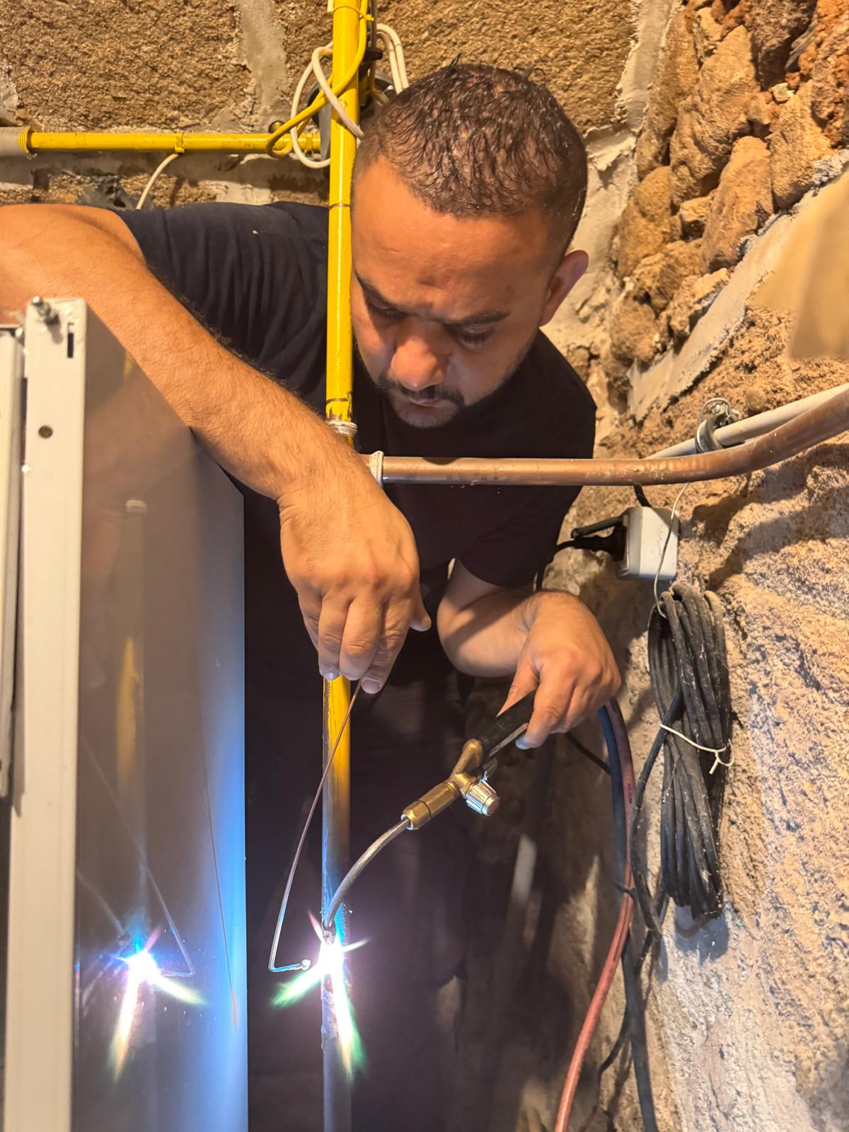 Khemaïs Bahri au travail sur une installation Chauff-Eco 19