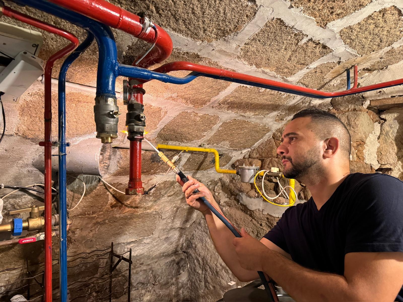 Artisan Chauff-Eco 19 intervenant sur un réseau de chauffage et une alimentation gaz